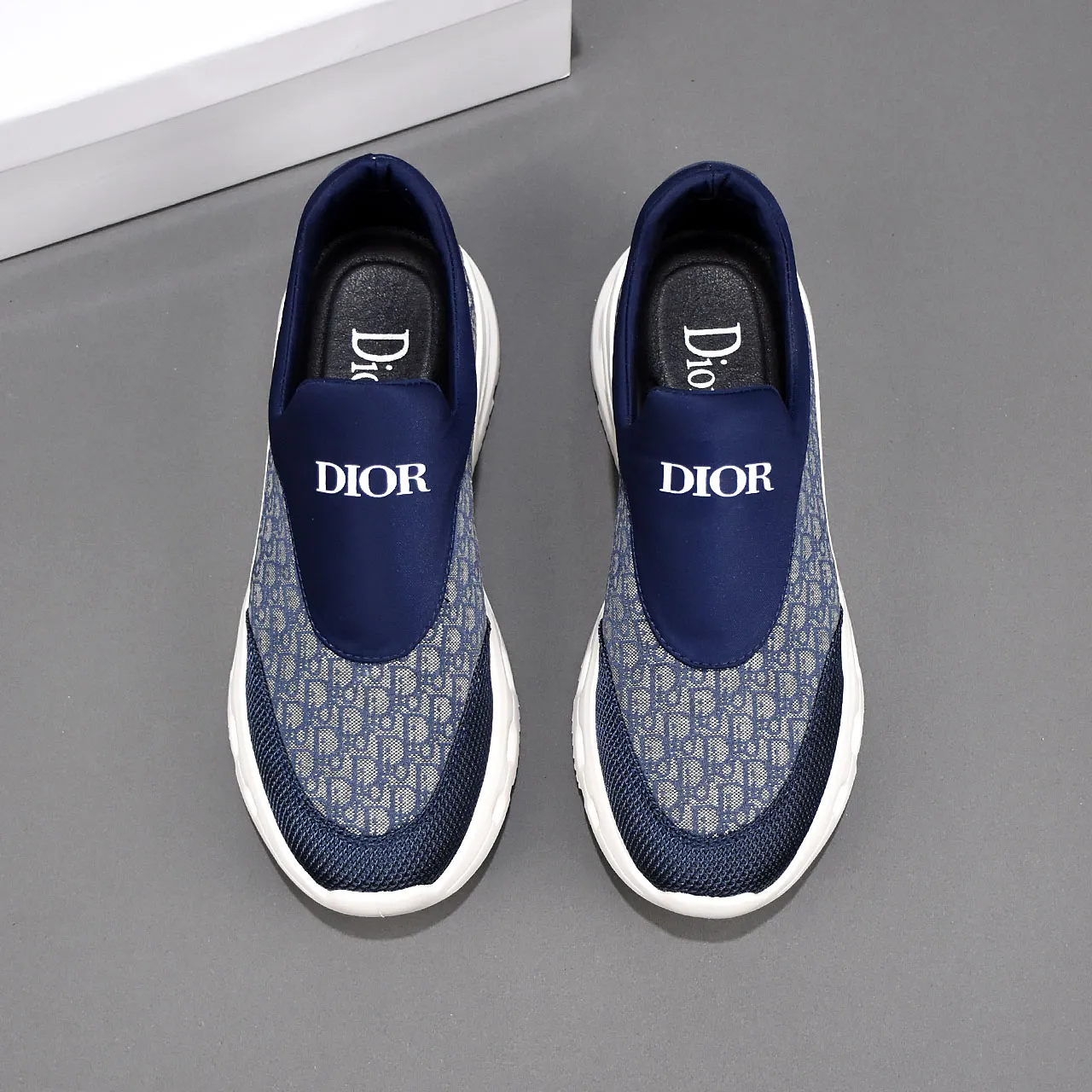 PP420🍒🍒🍒Dior's new 🆕low-cut casual sneakers, made of breathable mesh, with brand signature details on the shoe collar to enhance style. Fashionable and versatile, it can complement any look. With a sophisticated design that is both dynamic and modern, this new must-have shoe adds a new dimension to Dior's legacy, displaying modern elegance. Men's shoes 38-44 45🉑️customized